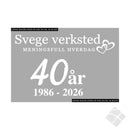 Svege verksted 40år brystlogo, hvit